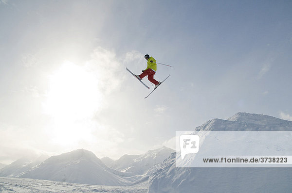 Skifahrer mit Himmel und Sonne  Andermatt  Schweiz