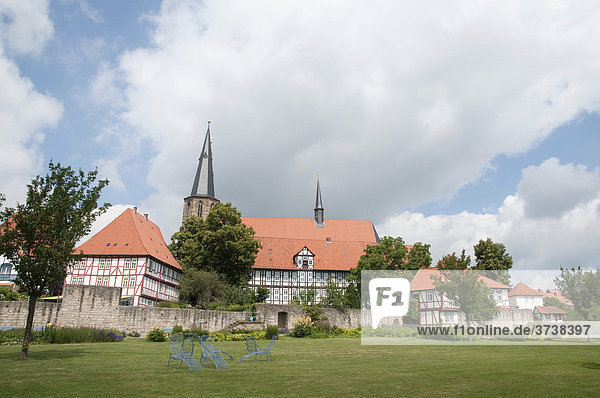 Blick auf Altstadt mit St.-Cyriakus-Propsteikirche von den Wallanlagen aus  Duderstadt  Niedersachsen  Deutschland