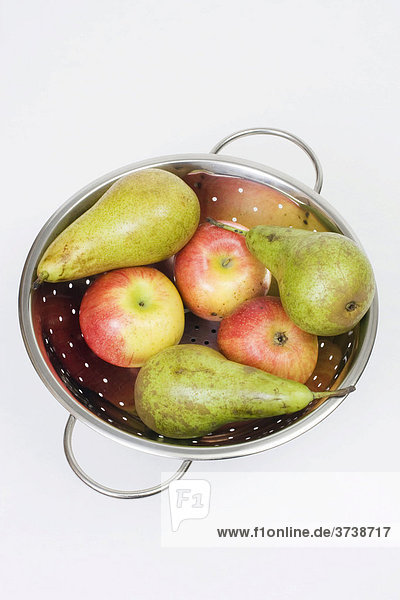 Äpfel und Birnen auf einem Teller