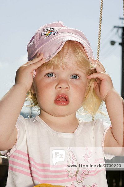 Blondes kleines Mädchen  2 Jahre  mit Hut