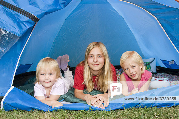Drei Schwestern  5 Jahre  13 und 7 Jahre  im Zelt