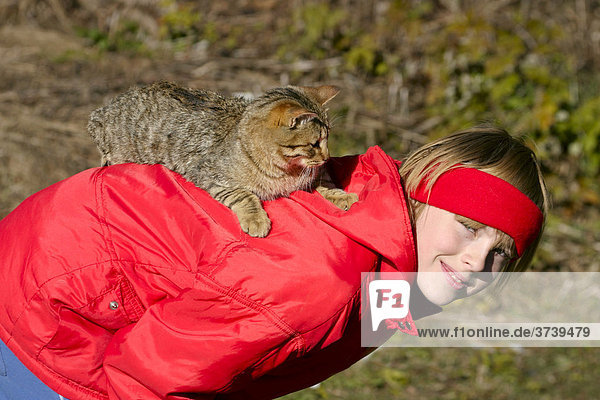 12 Jahre Altes Madchen Mit Einer Katze Auf Ihrem Rucken Dolomiten Italien Europa