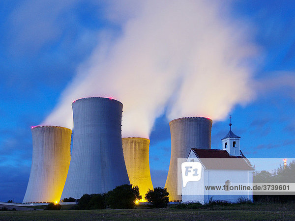 Atomkraftwerk Dukovany  Kühltürme stoßen Rauchschwaden aus  Trebic-Distrikt  Tschechische Republik  Europa