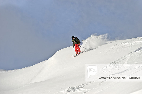 Tiefschnee Skifahrer  Freerider  Tirol  Österreich  Europa