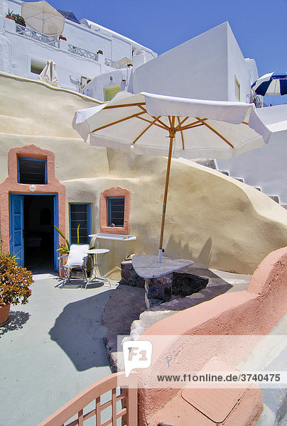 Innenhof mit Stiege und Sonnenschirm in typischer Kykladenarchitektur  Oia  Ia  Santorin  Kykladen  Griechenland  Europa