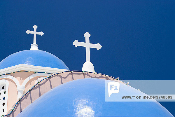 Blaue Kuppeln einer Kapelle in Mykonos Stadt  Kykladen  Griechenland  Europa