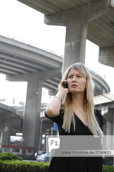 Junge Frau telefoniert  Shanghai  China  Asien