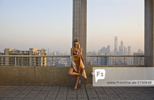 Junge Frau auf Dachterrasse  Shanghai  China  Asien