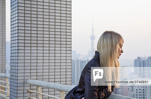 Junge Frau auf Dachterrasse  Shanghai  China  Asien