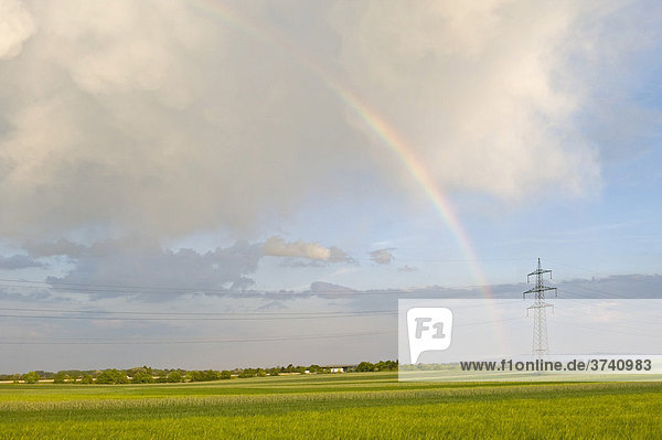 Hochspannungsmast mit Regenbogen  Niederösterreich  Österreich  Europa