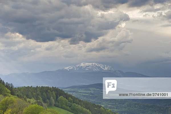 Blick zum Schneeberg bei einem heranziehenden Gewitter  Bucklige Welt  Niederösterreich  Österreich  Europa