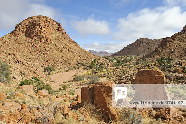 Blick über Granitfelsen zur Namtib Gästefarm in den Tirasbergen  Namibia  Afrika