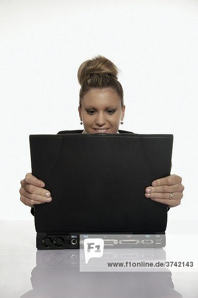 Geschäftsfrau arbeitet am Laptop