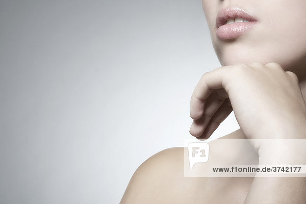 Detailaufnahme Frauenmund  Kinn auf Hand mund