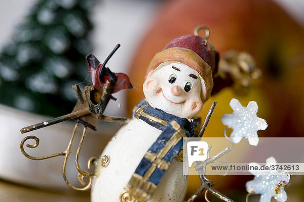 Weihnachtliche Dekoration mit Schneemannfigur