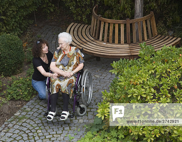95-jährige Großmutter im Gespräch mit ihrer Enkeltochter