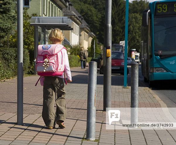 Kind im Alter von 6 Jahren auf dem Weg zur Schule, Frankfurt am Main, Hessen, Deutschland, Europa