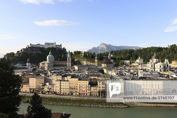 Blick vom Kapuzinerberg über Altstadt Salzburg mit Festung Hohensalzburg  Dom  Kollegienkirche  Salzach  Österreich  Europa