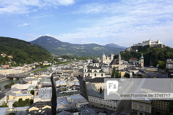 Altstadt Salzburg mit Salzach  Festung Hohensalzburg  Blick vom Mönchsberg  Humboldt-Terrasse  hinten Gaisberg  Österreich  Europa