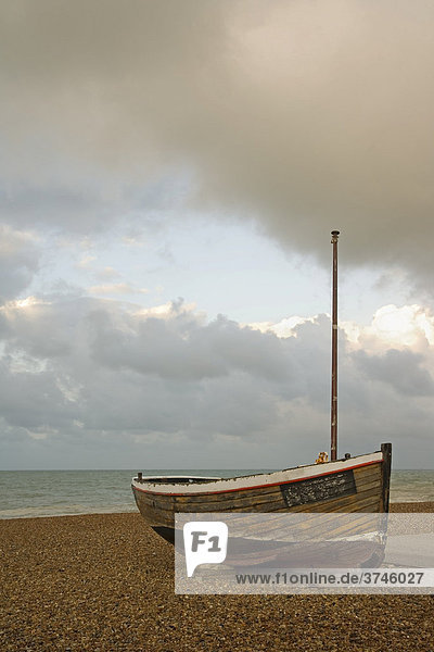 Altes Boot am Strand bei Hove  Sussex  Großbritannien  Europa