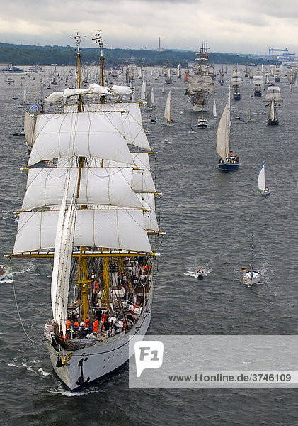 Windjammerparade der Kieler Woche 2008 mit dem Segelschulschiff der deutschen Marine Gorch Fock als Führungsschiff und weiteren Traditionsseglern  Kieler Förde  Schleswig-Holstein  Deutschland  Europa