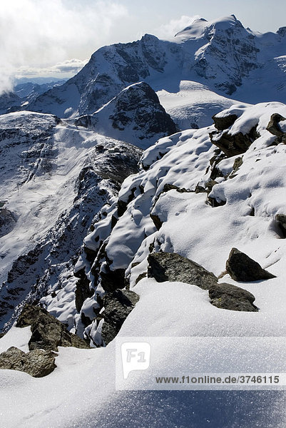 Blick vom Munt Pers  3207 m über NN  über die Bergstation Diavolezza auf den Piz Palü  3900 m über NN  Bündner Alpen  Kanton Graubünden  Schweiz  Europa