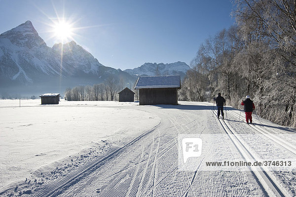 Hay shed in the snow and cross-country skiers  in front of Sonnenspitze mountain  Tyrol  Austria  Europe