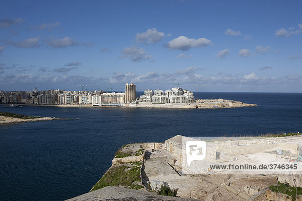 Blick von Valletta über den Marsamxett Harbour auf Sliema Strand  Sliema Creek  Valletta  Malta  Europa