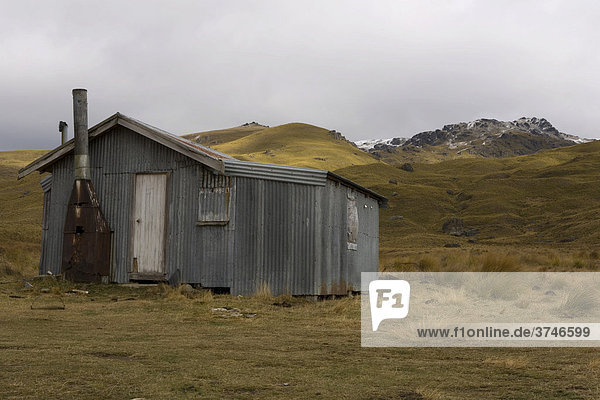 Verlassene Wellblechhütte in einer Hügellandschaft  Nevis Crossing  Cromwell  Otago  Südinsel  Neuseeland