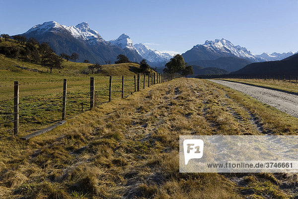 Feldweg zum Ort namens Paradise mit Blick zu den schneebedeckten Humboldt Mountains  Otago  Südinsel  Neuseeland