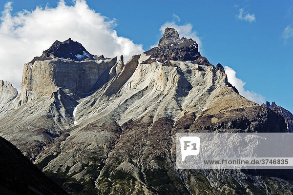 Spitzen der Cuernos  Torres del Paine Nationalpark  Patagonien  Chile  Südamerika