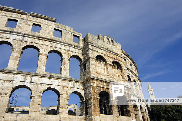Antikes römisches Amphitheater  Arena  und St. Anton Kirche  Pula  Istrien  Kroatien  Europa