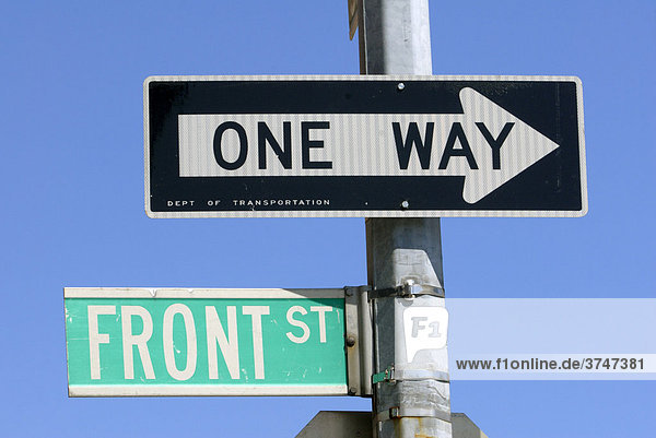 Oneway  Frontstreet  Straßenschilder in New York City  New York  Vereinigte Staaten von Amerika  USA