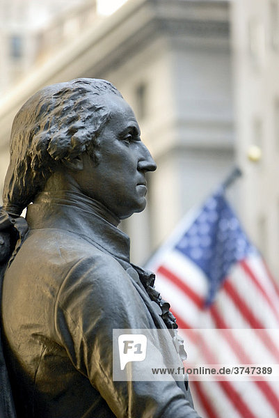 George-Washington-Denkmal vor der Federal Hall mit amerikanischer Nationalflagge  Wall Street  Financial District  Manhattan  New York City  New York  Vereinigte Staaten von Amerika  USA