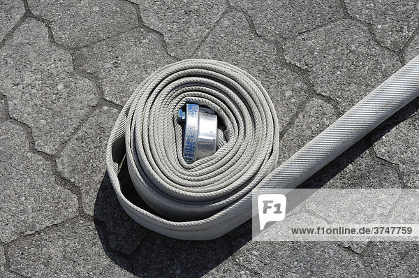 Aufgerollter Feuerwehrschlauch