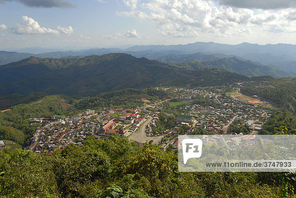 Blick auf die Stadt Phongsali am Hang in weiter bewaldeter Berglandschaft  Phongsali City  Laos  Asien