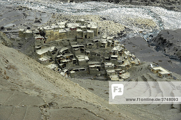 Blick auf Dorf Phu  übereinander geschachtelte Häuser  Nar-Phu-Region  Nepal  Asien