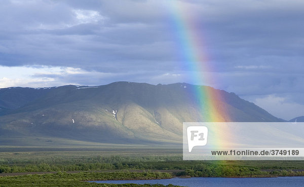 Regenbogen über Chapman Lake  Tundra  Ogilvie Mountains dahinter  Dempster Highway  Yukon Territory  Kanada  Nordamerika