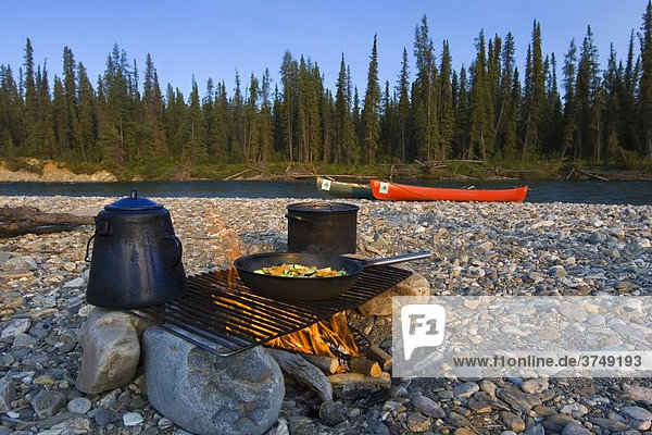 Topf  Pfanne  kochen am Lagerfeuer  hinten Kanus  Kiesbank  Liard Fluss  British Columbia  Yukon Territorium  Kanada  Nordamerika