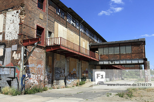 Verfallenes Fabrikgebäude der ehemaligen Glashütte Stralau  Berlin  Deutschland  Europa