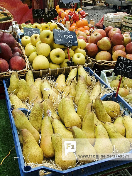 Birnen in Marktstand eines Obsthändlers  Markt in Rom  Italien  Europe