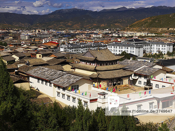 Blick vom Dokar Zong auf Zhongdian  tibetisch Gyeltangteng  Tibet  China  Asien