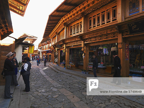 Geschäftsstraße in der Altstadt von Zhongdian  tibetisch Gyeltangteng  Tibet  China  Asien