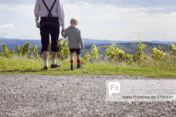 Mann und Junge wandern im Vorgebirge
