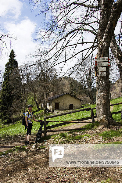 Malga Vies mit Mountainbikerin  Ledroseeberge  Trentino  Italien