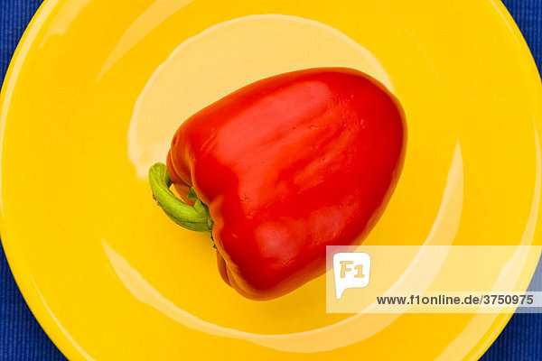 Paprika auf gelbem Teller