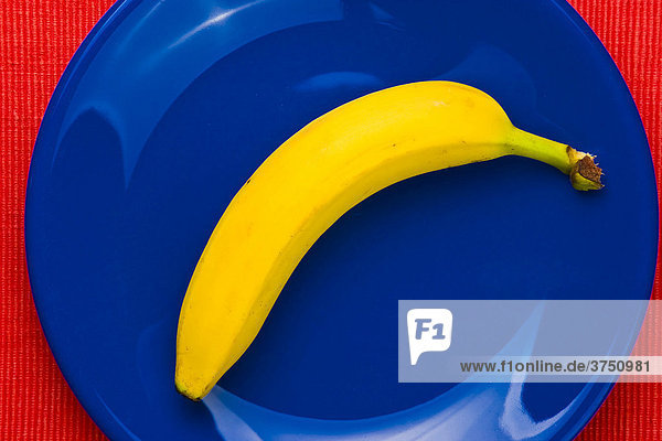 Banane auf blauem Teller