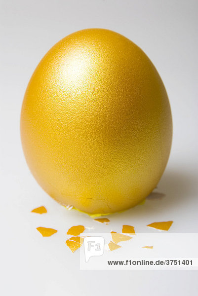 Ei des Kolumbus  ein goldenes Ei steht auf der eingedrückten Spitze