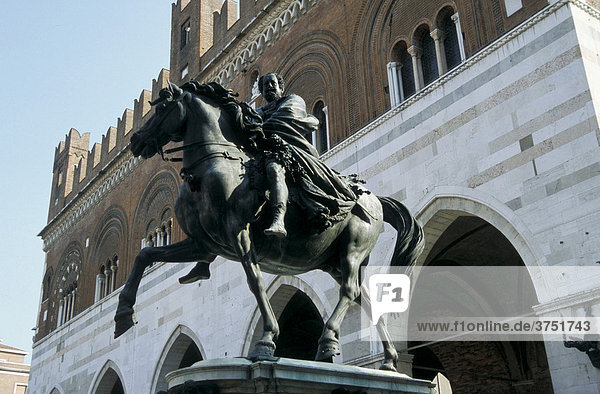 Duomo (Dom)  Reiterstatue  Piacenza  Emilia Romagna  Italien