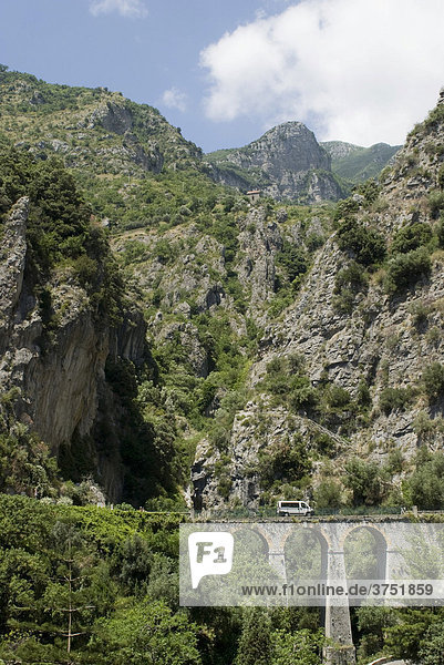 Furore  Berge und Brücke über Schlucht  Amalfiküste  Kampanien  Italien